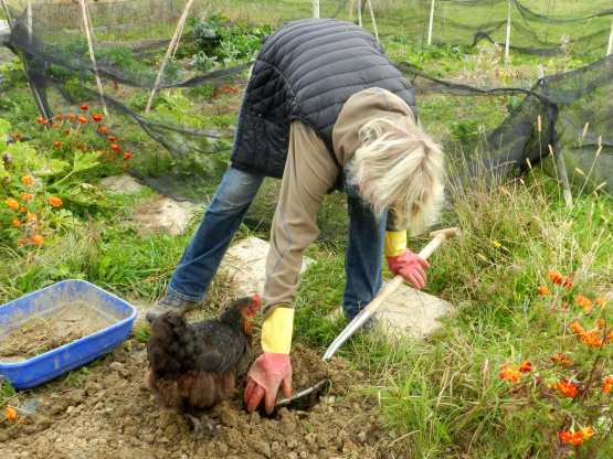 Bettina im Gemüsegarten